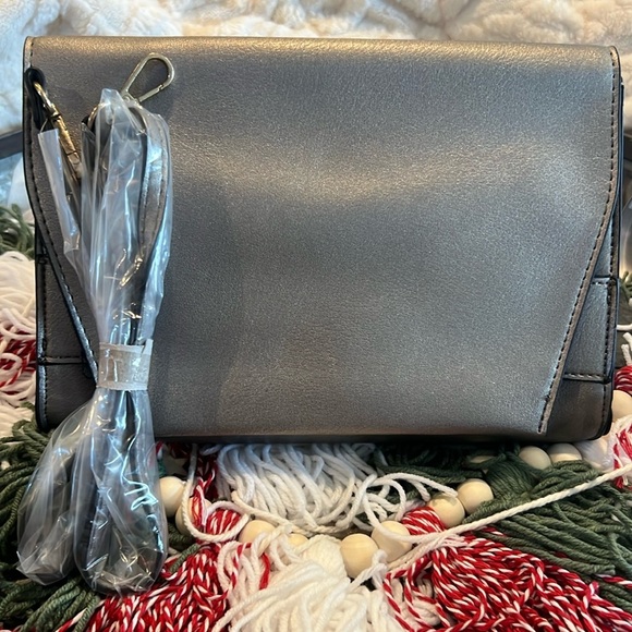 👗Bundle 5/$25👗 NIP Summer & Rose crossbody - Picture 1 of 2